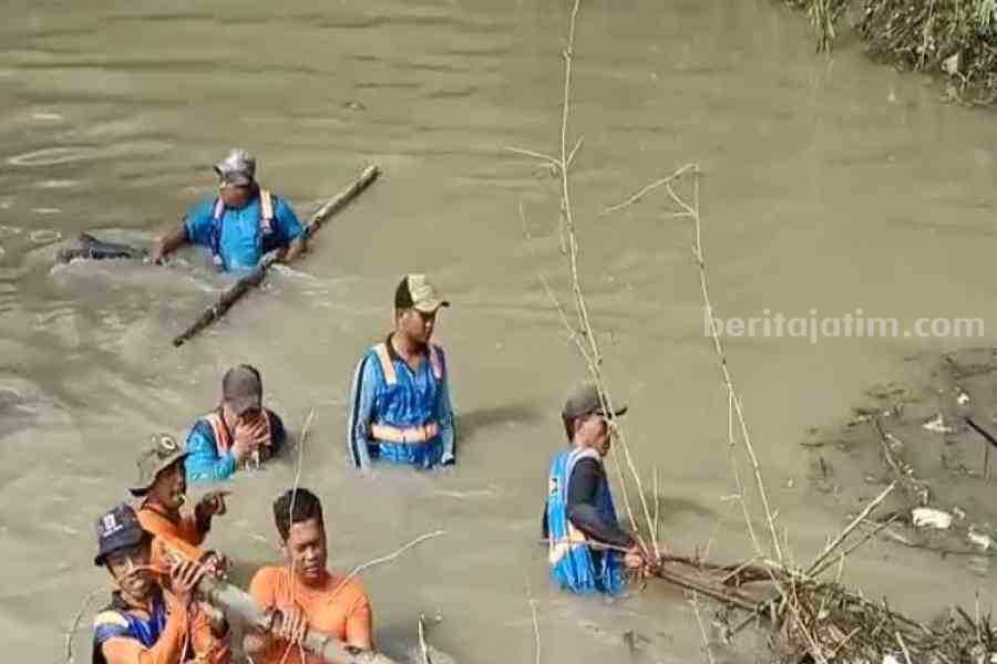 BPBD Magetan dan Petugas Gabungan Bersihkan Sungai Sidodadi Kartoharjo