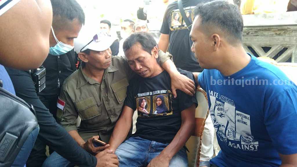 Tiba di Lokasi Autopsi, Ayah Kandung Dua Aremanita Histeris