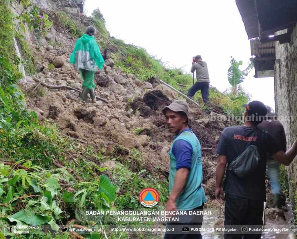 Tebing 15 Meter Longsor Timpa Tembok Warga di Wonomulyo Magetan