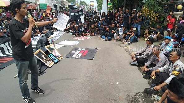 Usut Tuntas Tragedi Kanjuruhan, Ribuan Aremania Blokade Jalan Raya Provinsi Malang-Blitar