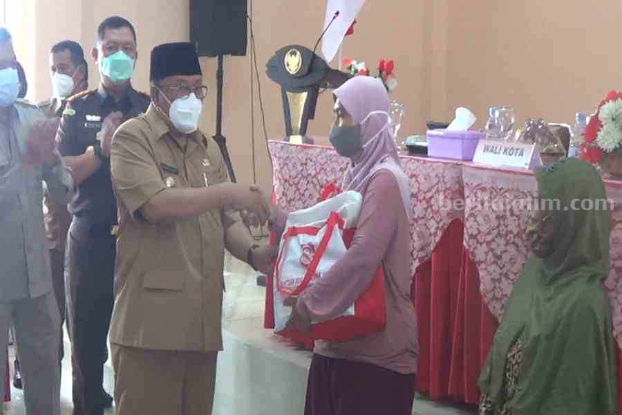 Ribuan Warga Kota Blitar Terima Bansos Dampak kenaikan BBM