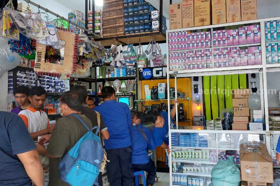Analog Switch Off Berlaku, Toko Elektronik di Lamongan Diserbu Warga Beli STB