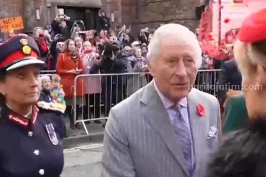 Parah! Raja Charles III dan Permaisuri Camilla Dilempari Telur Saat Melakukan Kunjungan