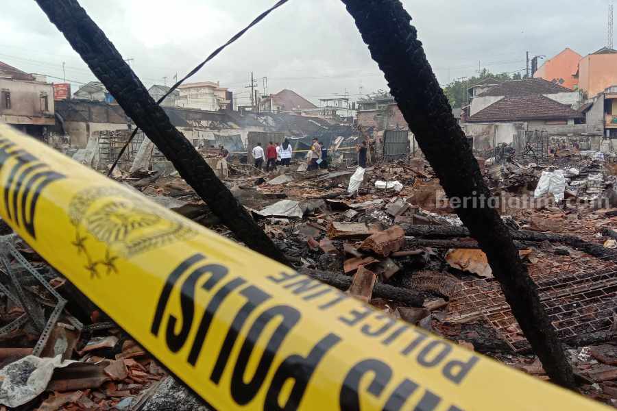Tim Labfor Polda Jatim Sita Kabel dan Fitting dari Lokasi Kebakaran Pasar Kesamben Blitar