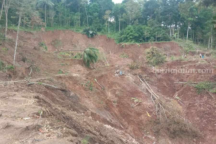 Warga Desa Ngrogung Ngebel Minta Material Longsor Segera Dibersihkan