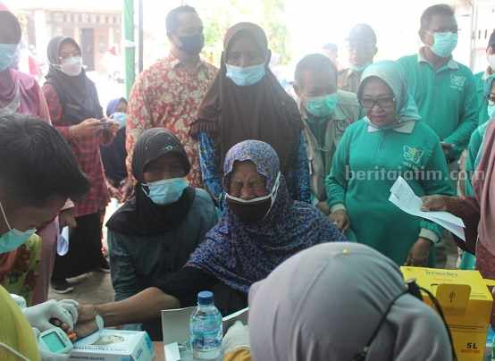 Ratusan Warga Pinggiran Hutan Jombang Antusias Ikuti Pengobatan Gratis