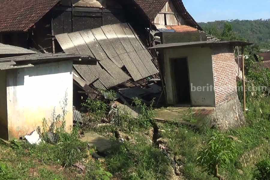 Tanah Bergerak Bikin 35 Rumah Warga Panggungrejo Blitar Rusak Parah