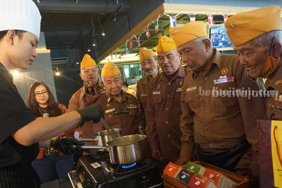 Keseruan Para Veteran Peringati Hari Pahlawan Dengan Lomba Hingga Cicip Kudapan Bebek Honje