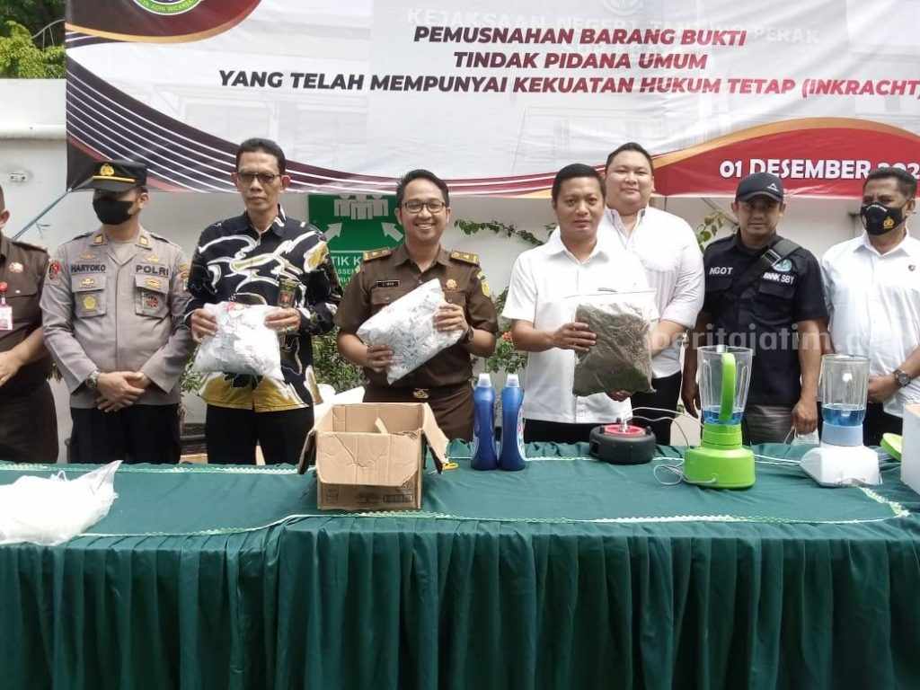 Kejaksaan Tanjung Perak Musnahkan 3,9 Kg Sabu dan Ribuan Pil Double L
