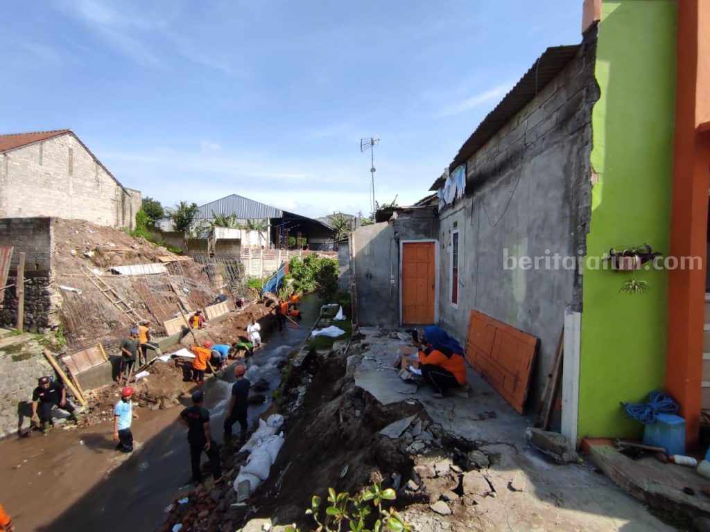 Setelah Retak, Rumah Warga Kota Blitar Kini Ambruk Tergerus Arus Sungai