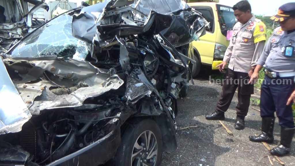 4 Pelajar Naik Innova Reborn, Tabrak Truk Tronton di Tol Ngawi Solo, 1 Meninggal