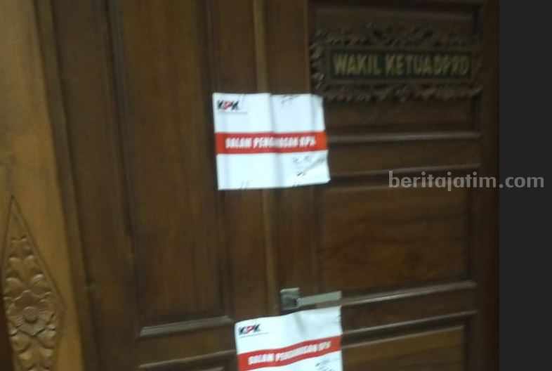 Info KPK, Pimpinan DPRD Jatim Terima Uang Suap Miliaran Rupiah Penyegelan pintu ruangan Wakil Ketua DPRD Jatim Sahat Tua Simanjuntak oleh Komisi Pemberantasan Korupsi (KPK).