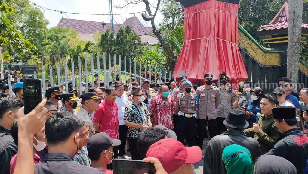 Sekda Bangkalan Didemo Warga, Diduga Terlibat Suap