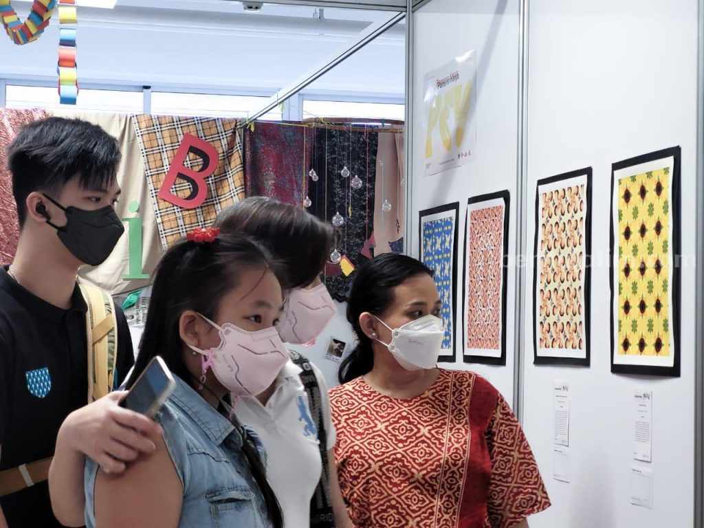 FHIK UK Petra Surabaya Gelar Pameran IDEsember Bertajuk White Canvas