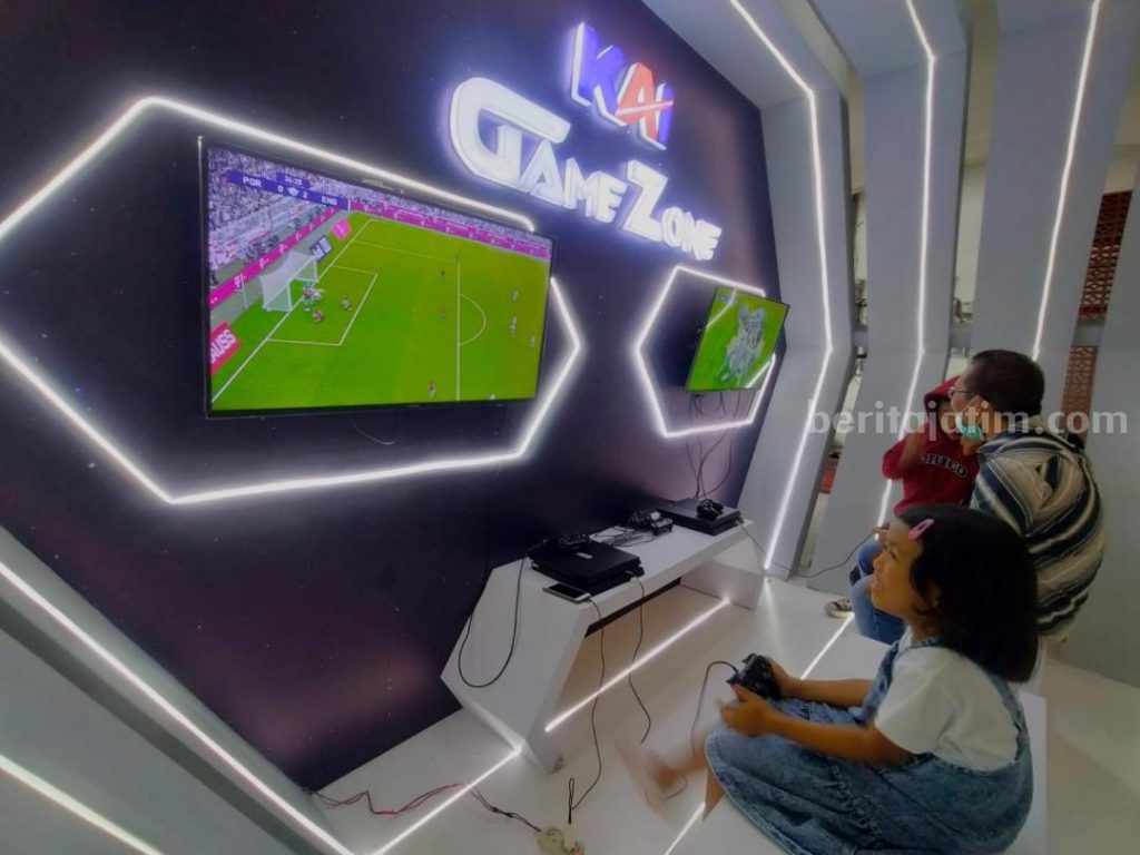 Wow! Stasiun Surabaya Gubeng Sediakan Layanan Gaming untuk Pemudik Nataru