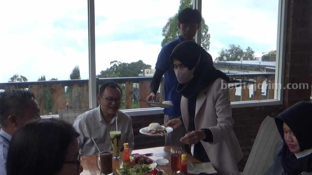 Nikmatnya Santap Iga Gongso di Mbah Djoe Resort Magetan, Makan Sambil Lihat Gunung