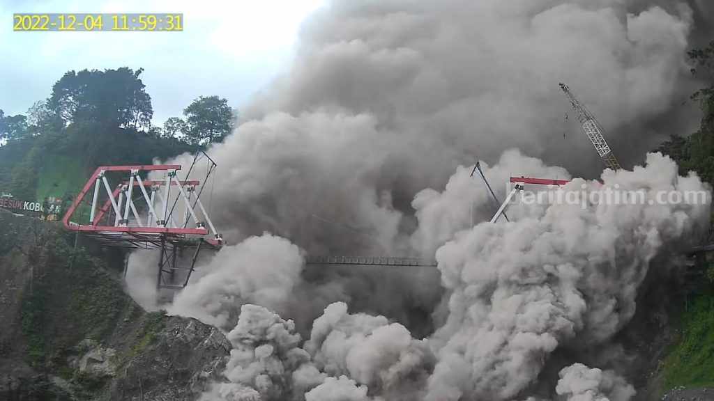 Gunung Semeru Meletus, Waspada Banjir Lahar, Status Siaga Level III