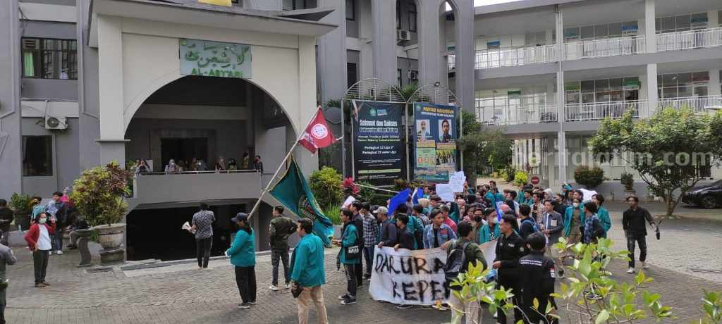 Mahasiswa Unisma Gelar Aksi di Kantor Yayasan