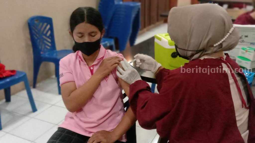 Ikuti Instruksi Kapolri, Polres Blitar Kota Gelar Vaksinasi Massal