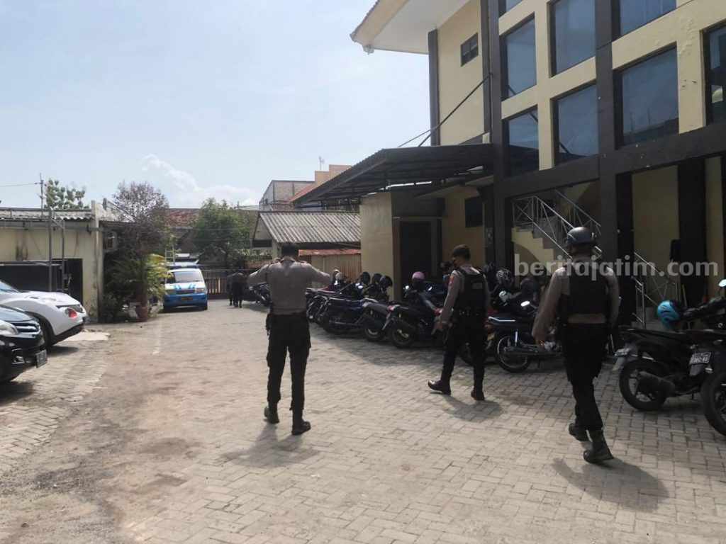 Imbas Teror Bom di Astana Anyar, Pengunjung Polres Lamongan Digeledah
