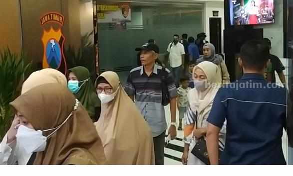 Bupati Bangkalan Ditangkap KPK, Ibu dan Istri Datangi Polda Jatim