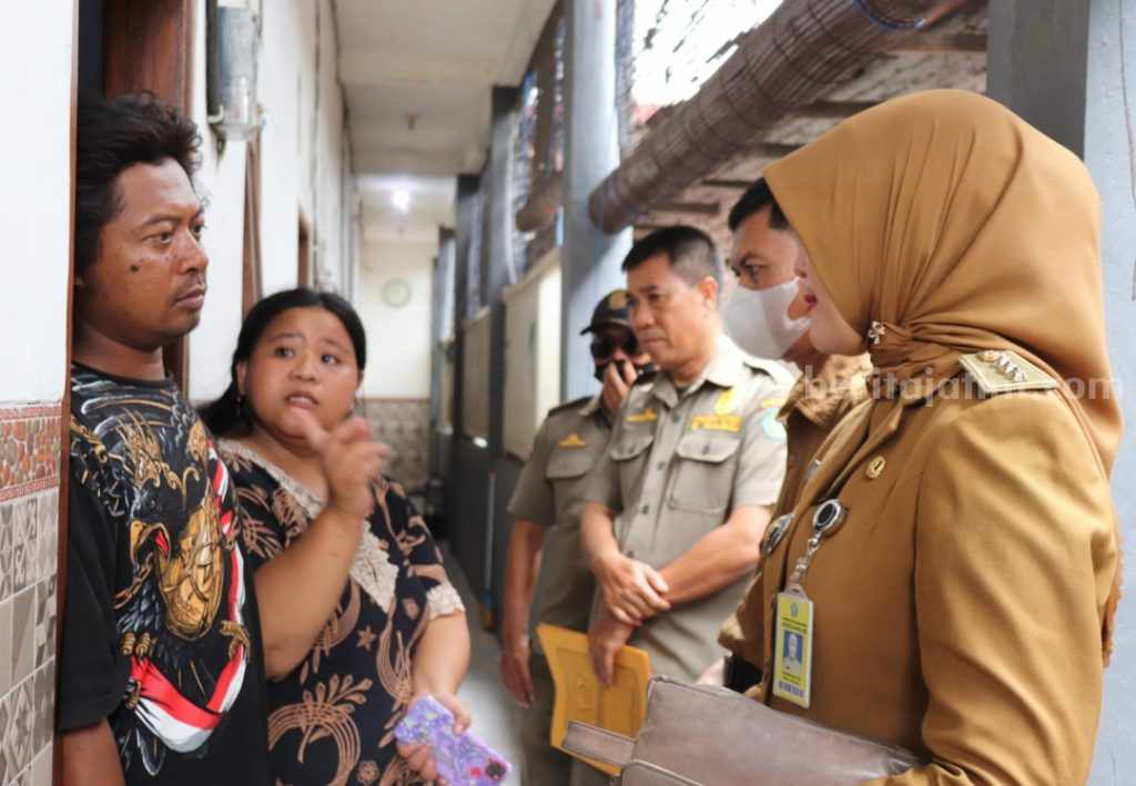 Sidak Rumah Kos di Krembung, Petugas Jumpai Mahasiswa dan Mahasiswi Satu Kamar