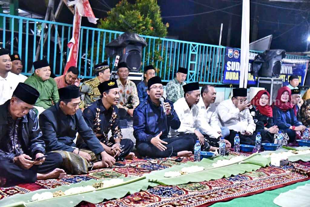 Gus Muhdlor Rayakan Tahun Baru 2023 Dengan Syukuran Makan Lesehan Alas Daun Pisang