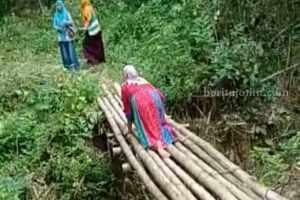 Miris Warga Bangkalan Merangkak Melintasi Jembatan Bambu