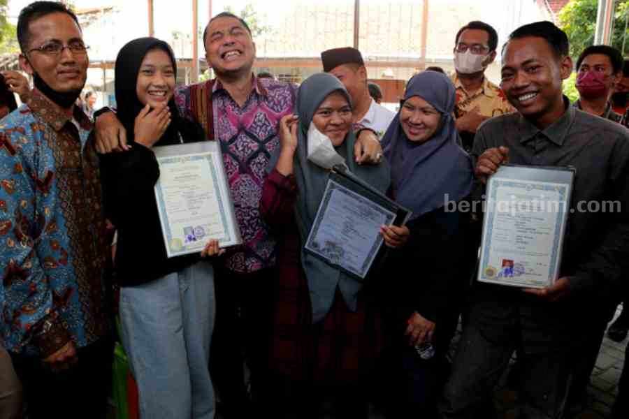 Pemkot dan Baznas Surabaya Tebus Ribuan Ijazah dan Bayar Tunggakan Biaya Sekolah Pelajar