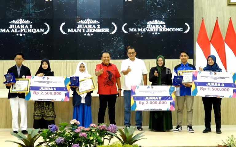 SMA Al Furqon Jember Juara Lomba Mading Digital 2022
