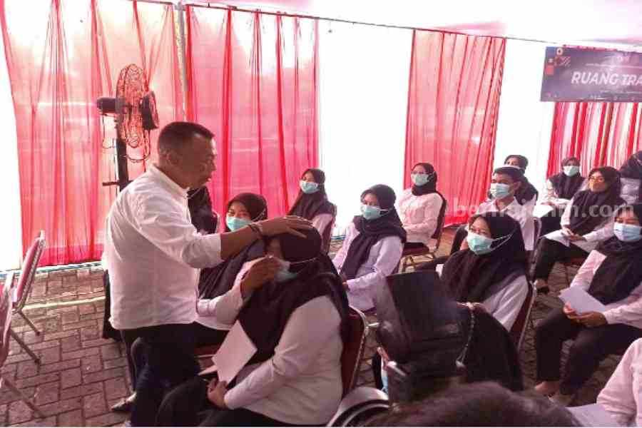 Bupati Sugiri Sancoko saat menemui peserta yang menunggu tes seleksi PPPK nakes. (Foto/Endra Dwiono)