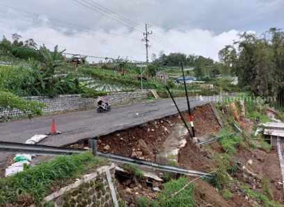 Longsor Bahu Jalan Masuk Telaga Sarangan Semakin Melebar, Belum Ada Penanganan Darurat