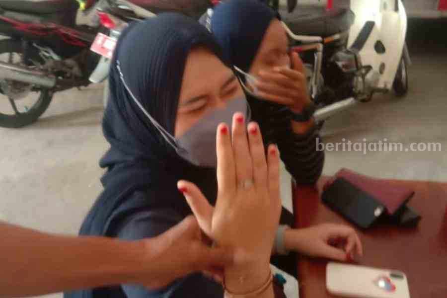 Meringis Kesakitan, Perempuan Cantik Ini Datangi Damkar Lamongan