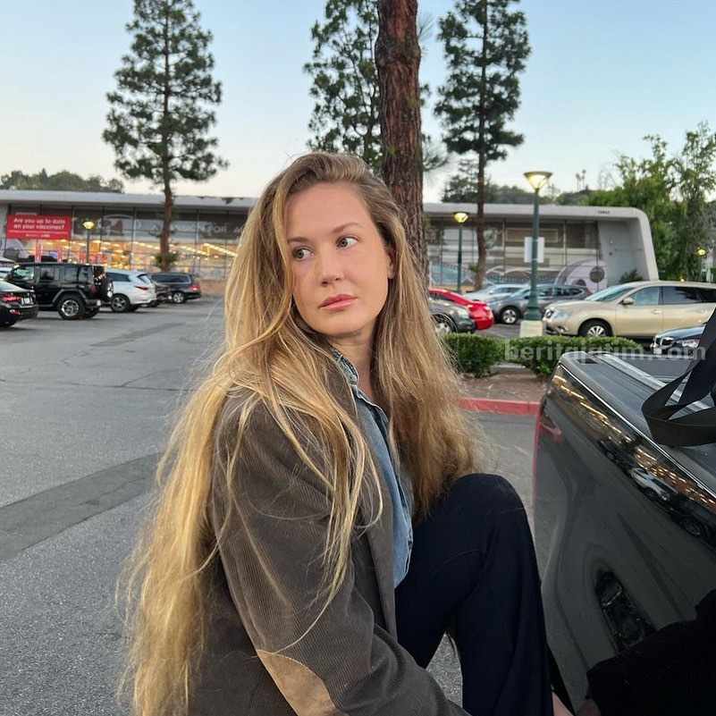 Lana Del Rey Pasang Papan Reklame Album Terbaru Hanya di Kota Mantan, Begini Alasannya