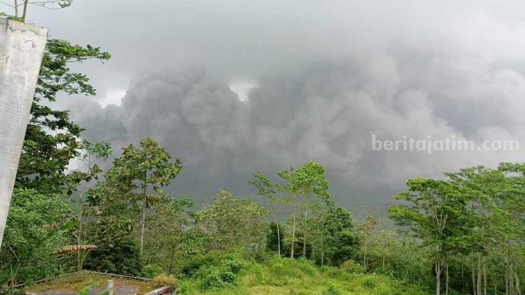 Semeru Keluarkan Awan Panas Guguran, Khofifah: 2210 Jiwa Mengungsi