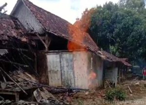 Sumur Bor di Sampang Keluarkan Semburan Api