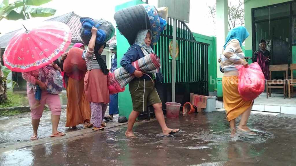 Trauma Banjir Lahar, Warga Pronojiwo Dievakuasi ke Posko Pengungsian