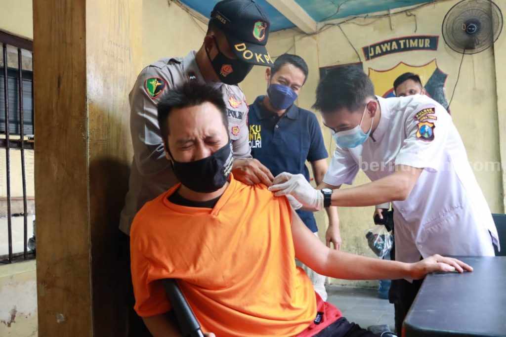 Takut Jarum Suntik, Tahanan Polresta Mojokerto Tutup Mata Saat Vaksin Booster