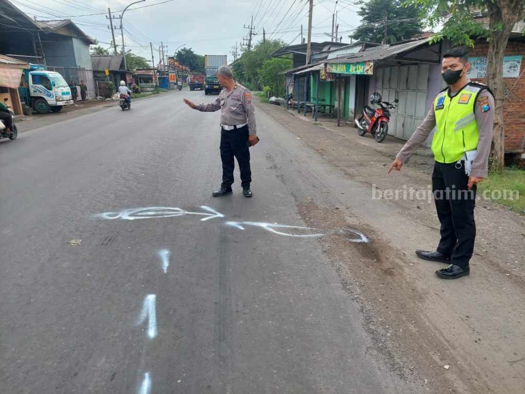 Masuk Kolong Truk, Perempuan Asal Driyorejo Gresik Meninggal