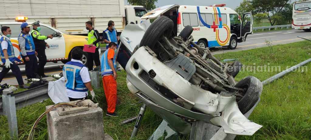 Pecah Ban dan Tabrak Tiang PJU, Pengendara Asal Surabaya Tewas di Jalan Tol Sumo