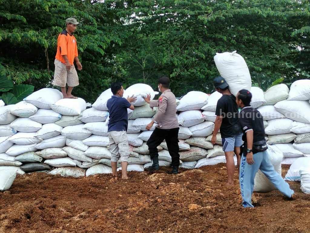 Polres Mojokerto Benahi Barikade Karung Sekam di Jalur Penyelamat Cangar-Pacet