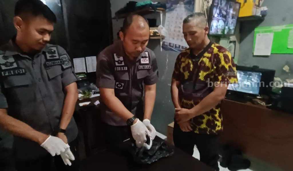 Dimasukkan Popok Bayi, Sabu Dilempar ke Atap Masjid Lapas Mojokerto