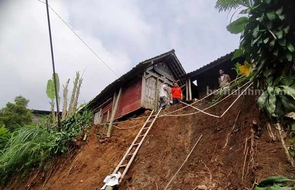 Imbas Hujan Deras Sejam, Talud Rumah Warga di Poncol Magetan Longsor