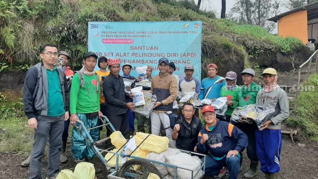 Sadar Bahaya Belerang, PTPN XII Bagikan APD Untuk Para Penambang Belerang Kawah Ijen