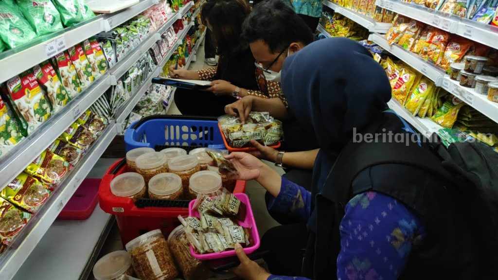 Pastikan Pangan Aman Menjelang Nataru, Loka POM Kediri Bersama Dinas Terkait Sidak Pusat Belanja
