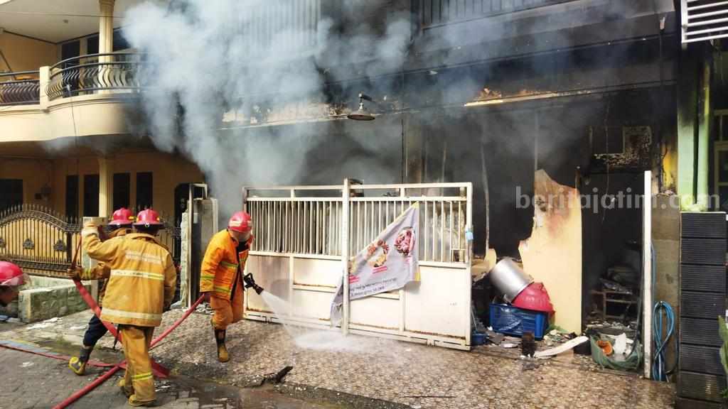 Kebakaran Landa Rumah Warga di Perum GKB Gresik