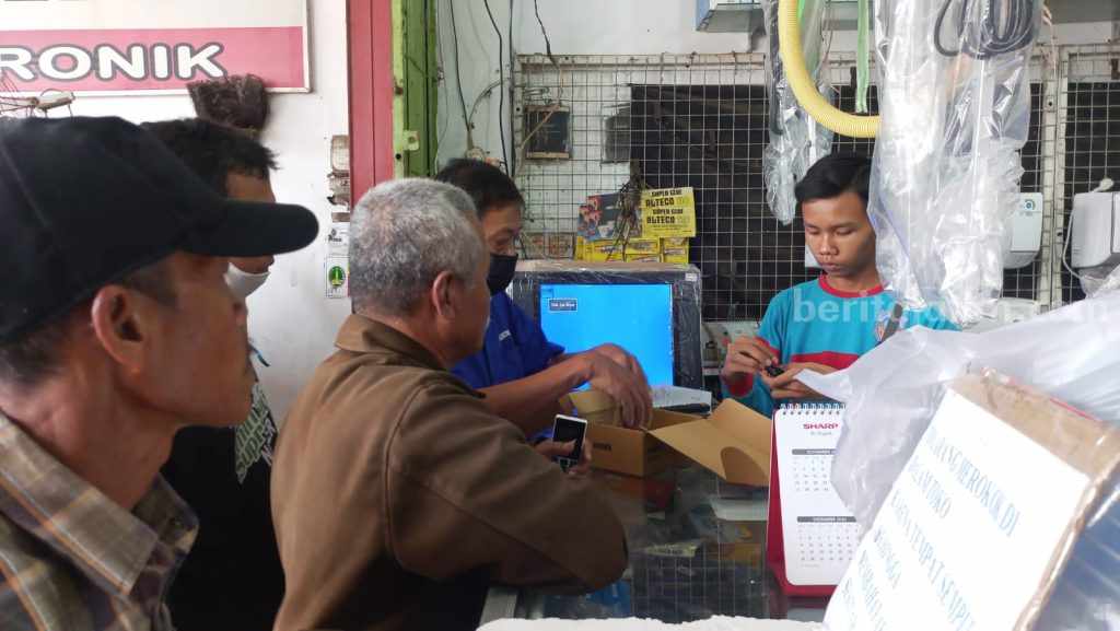 Warga Pasuruan Bondong-bondong Beli STB Sampai Stok Habis Usai ASO Berlaku