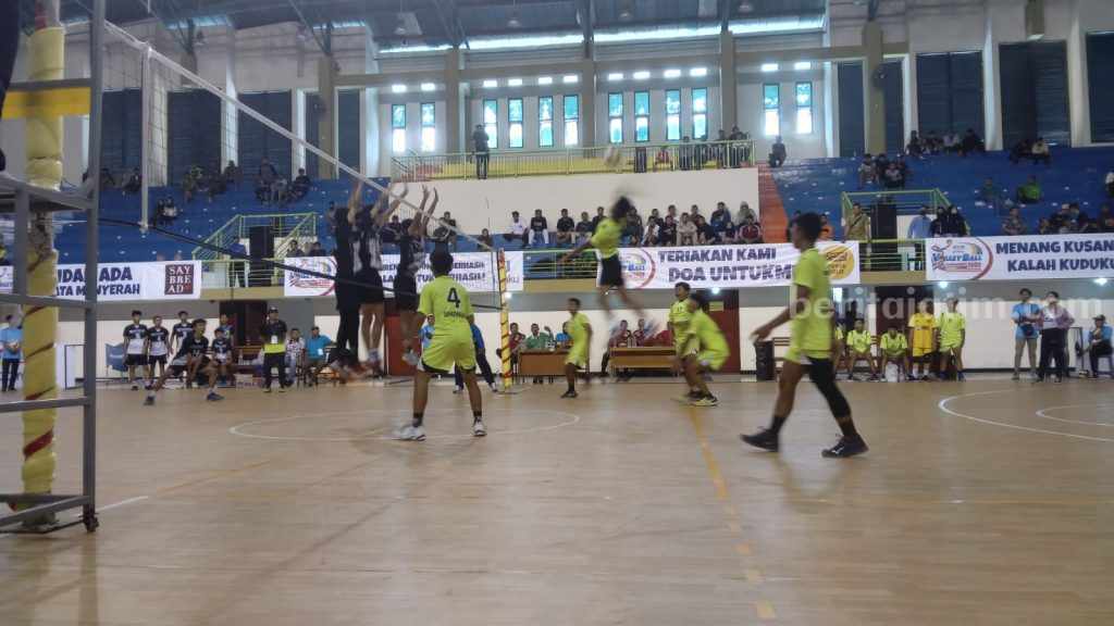 Laga Eksebisi Indomaret Vs Tim Porprov Pasuruan Meriahkan Indomaret Poinku Volley Ball Tournament 2022