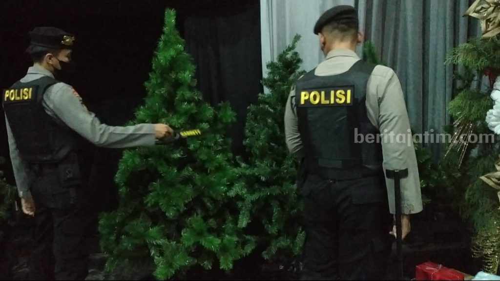 Antisipasi Teror Saat Natal, Jibom Brimob Polda Jatim Sterilisasi Gereja di Mojokerto