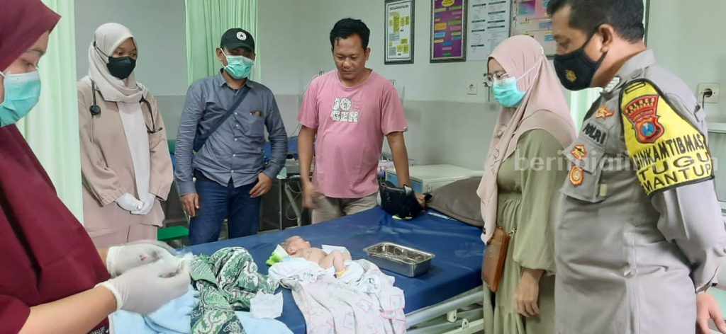 Kasihan! Bayi Mungil di Lamongan Ini Ditemukan di Bawah Kolong Kursi, Ari-arinya Dibuang di Sawah